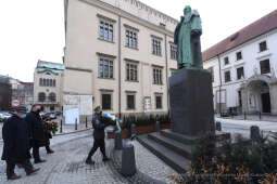 03jpg.jpg-Złożenie kwiatów pod pomnikiem Józefa Dietla