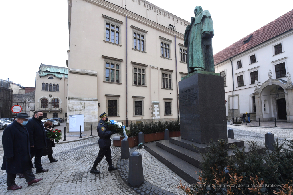 03jpg.jpg-Złożenie kwiatów pod pomnikiem Józefa Dietla  Autor: W. Majka