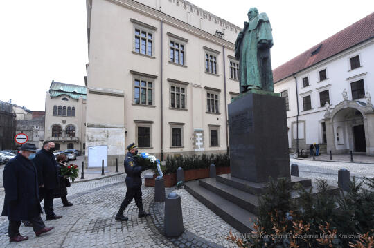 03jpg.jpg-Złożenie kwiatów pod pomnikiem Józefa Dietla