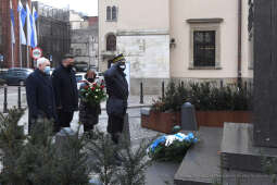 05jpg.jpg-Złożenie kwiatów pod pomnikiem Józefa Dietla