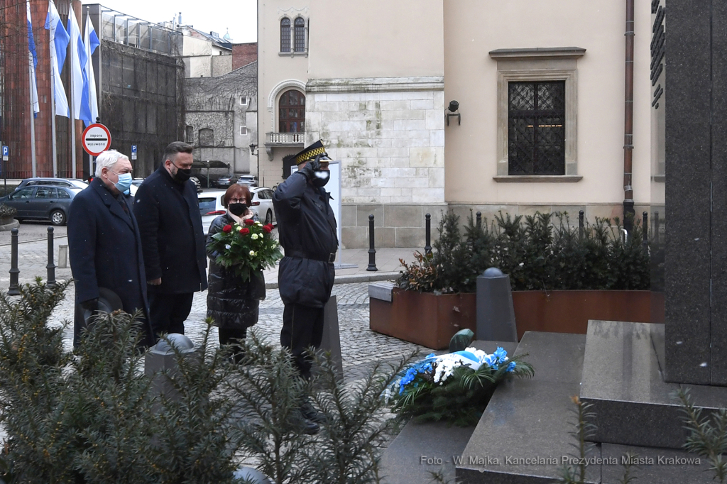 05jpg.jpg-Złożenie kwiatów pod pomnikiem Józefa Dietla  Autor: W. Majka