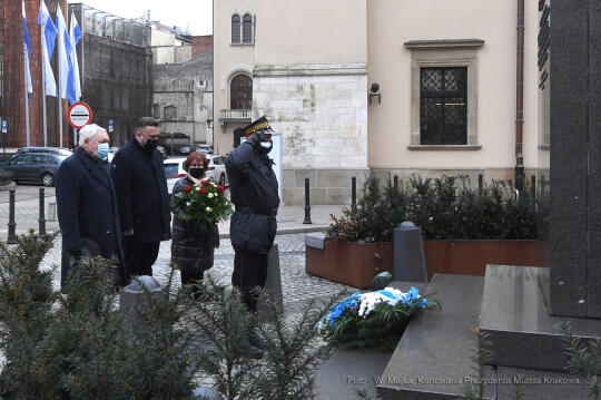 05jpg.jpg-Złożenie kwiatów pod pomnikiem Józefa Dietla