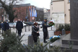 06jpg.jpg-Złożenie kwiatów pod pomnikiem Józefa Dietla