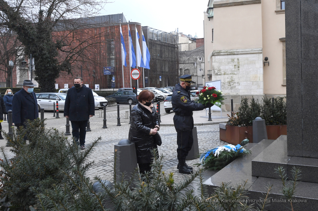 06jpg.jpg-Złożenie kwiatów pod pomnikiem Józefa Dietla  Autor: W. Majka