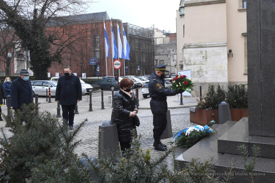 06jpg.jpg-Złożenie kwiatów pod pomnikiem Józefa Dietla