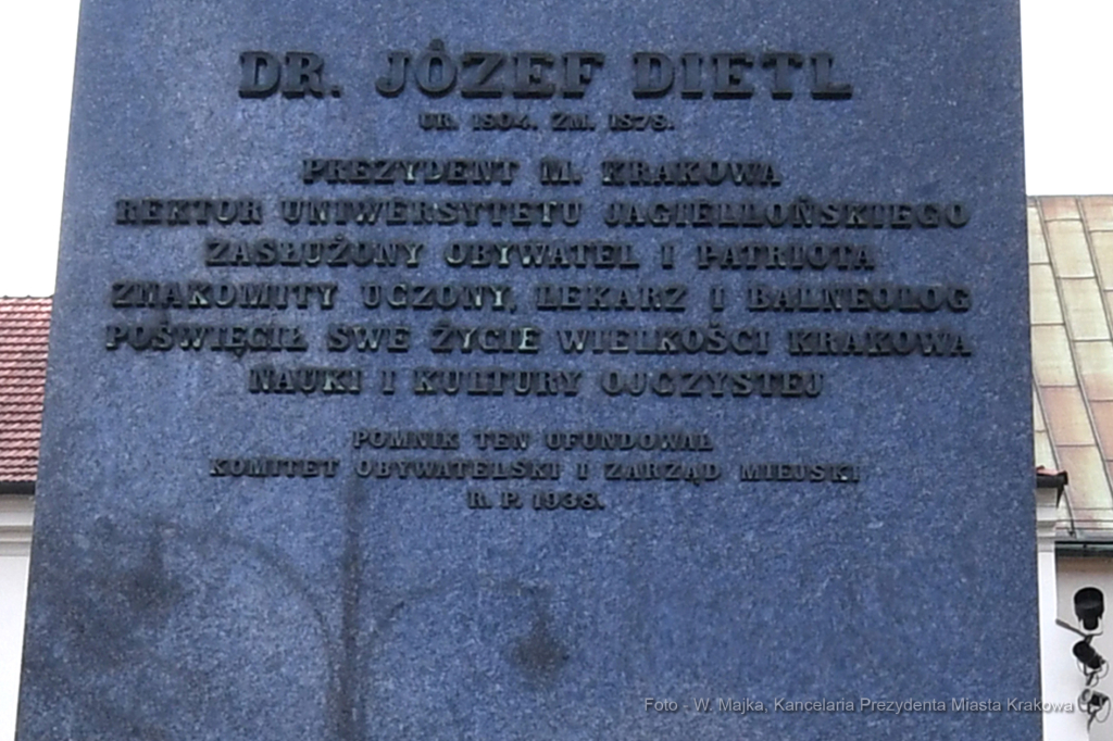 07jpg.jpg-Złożenie kwiatów pod pomnikiem Józefa Dietla  Autor: W. Majka