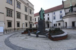 08jpg.jpg-Złożenie kwiatów pod pomnikiem Józefa Dietla