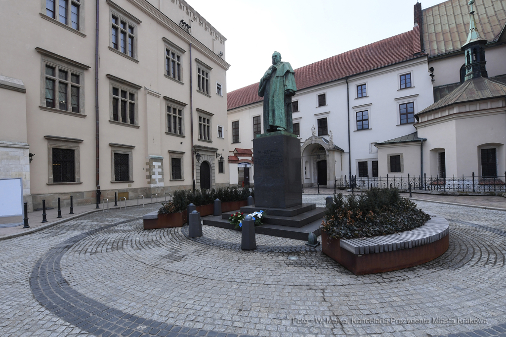 08jpg.jpg-Złożenie kwiatów pod pomnikiem Józefa Dietla  Autor: W. Majka