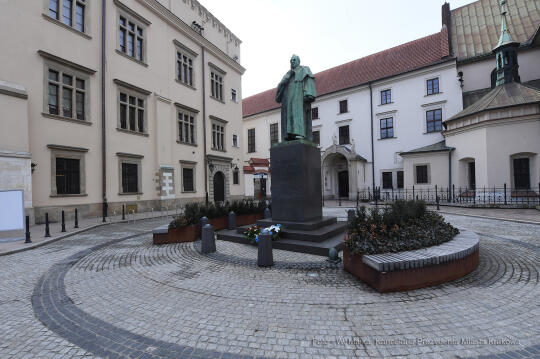 08jpg.jpg-Złożenie kwiatów pod pomnikiem Józefa Dietla