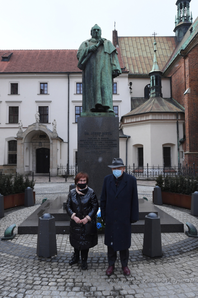 09jpg.jpg-Złożenie kwiatów pod pomnikiem Józefa Dietla  Autor: W. Majka