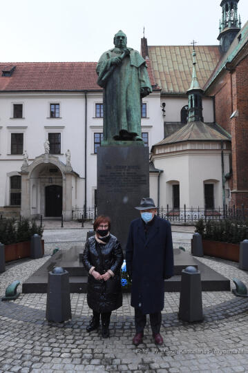 09jpg.jpg-Złożenie kwiatów pod pomnikiem Józefa Dietla