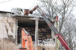 zdjęcie 12.04.2021, 14 18 03.jpg-Rozbiórka uszkodzonych budynków Archiwum UMK