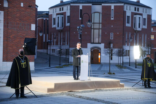 bs_210427_1415.jpg-Centrum JPII, Majchrowski, Iluminacja