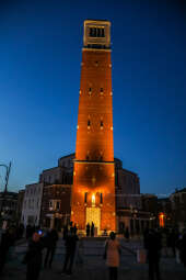 bs_210427_1456.jpg-Centrum JPII, Majchrowski, Iluminacja