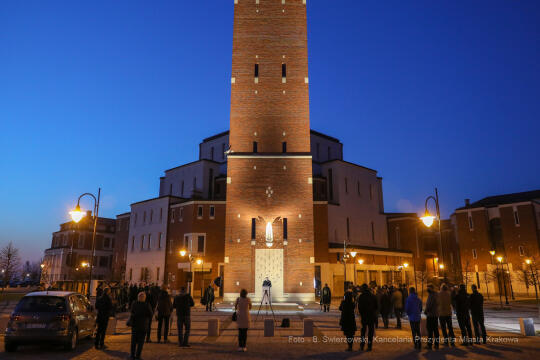 bs_210427_1480.jpg-Centrum JPII, Majchrowski, Iluminacja
