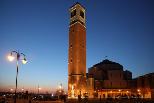 bs_210427_1489.jpg-Centrum JPII, Majchrowski, Iluminacja