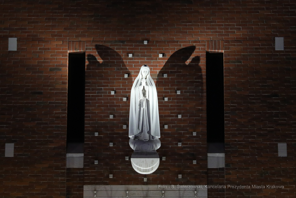 bs_210427_1499.jpg-Centrum JPII, Majchrowski, Iluminacja  Autor: B. Świerzowski