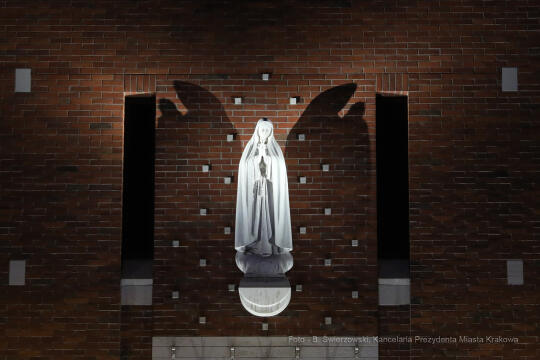 bs_210427_1499.jpg-Centrum JPII, Majchrowski, Iluminacja