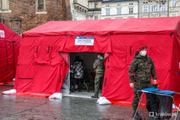 bs_210501_1682.jpg-Mobilny punkt szczepień masowych na Rynku Głównym