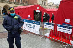 bs_210501_1693.jpg-Mobilny punkt szczepień masowych na Rynku Głównym