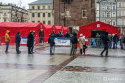 bs_210501_1721.jpg-Mobilny punkt szczepień masowych na Rynku Głównym