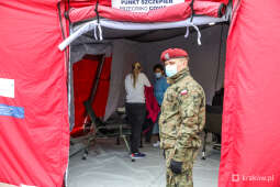 bs_210501_1729.jpg-Mobilny punkt szczepień masowych na Rynku Głównym