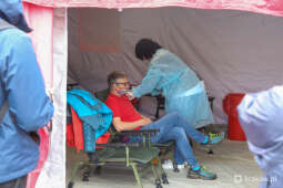 bs_210501_1742.jpg-Mobilny punkt szczepień masowych na Rynku Głównym