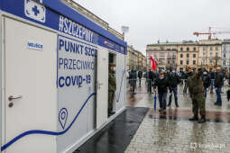 bs_210501_1757.jpg-Mobilny punkt szczepień masowych na Rynku Głównym