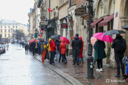 bs_210501_6188.jpg-Mobilny punkt szczepień masowych na Rynku Głównym