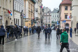 bs_210501_6195.jpg-Mobilny punkt szczepień masowych na Rynku Głównym