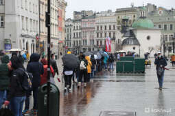 bs_210501_6198.jpg-Mobilny punkt szczepień masowych na Rynku Głównym