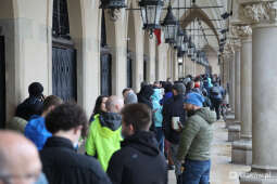 bs_210501_6216.jpg-Mobilny punkt szczepień masowych na Rynku Głównym