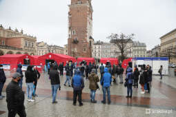 bs_210501_6221.jpg-Mobilny punkt szczepień masowych na Rynku Głównym