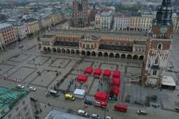 zdjęcie 01.05.2021, 10 44 34.jpg-Mobilny punkt szczepień masowych na Rynku Głównym