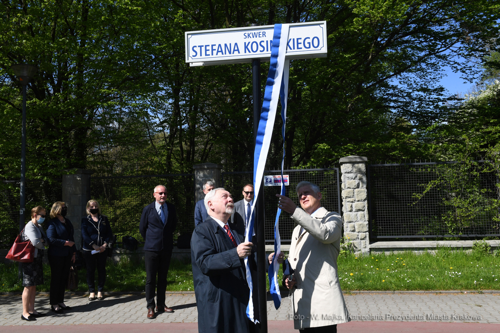 005jpg.jpg-Uroczyste odsłonięcie tabliczki z nazwą skweru dra Stefana Kosińskiego  Autor: W. Majka