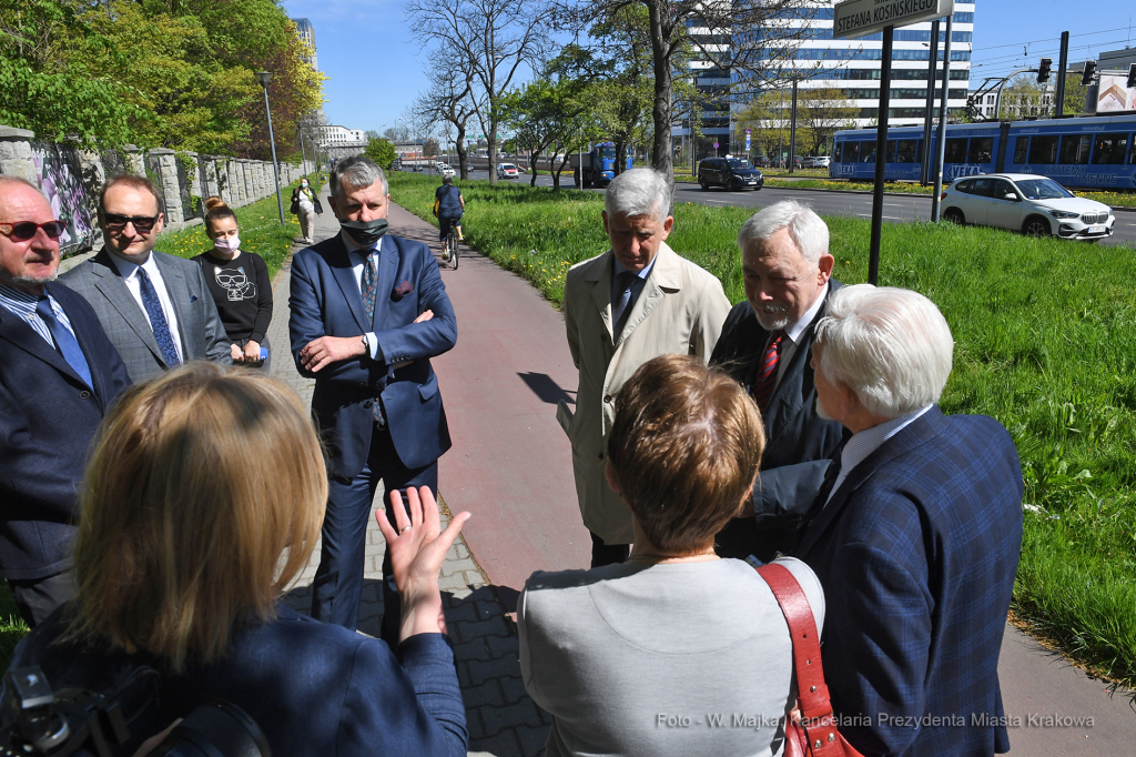 006jpg.jpg-Uroczyste odsłonięcie tabliczki z nazwą skweru dra Stefana Kosińskiego  Autor: W. Majka