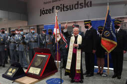 007jpg.jpg-Piłsudski patronem dworca Kraków
