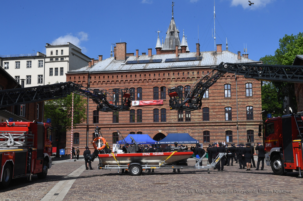 004jpg.jpg-Obchody Dnia Strażaka  Autor: W. Majka