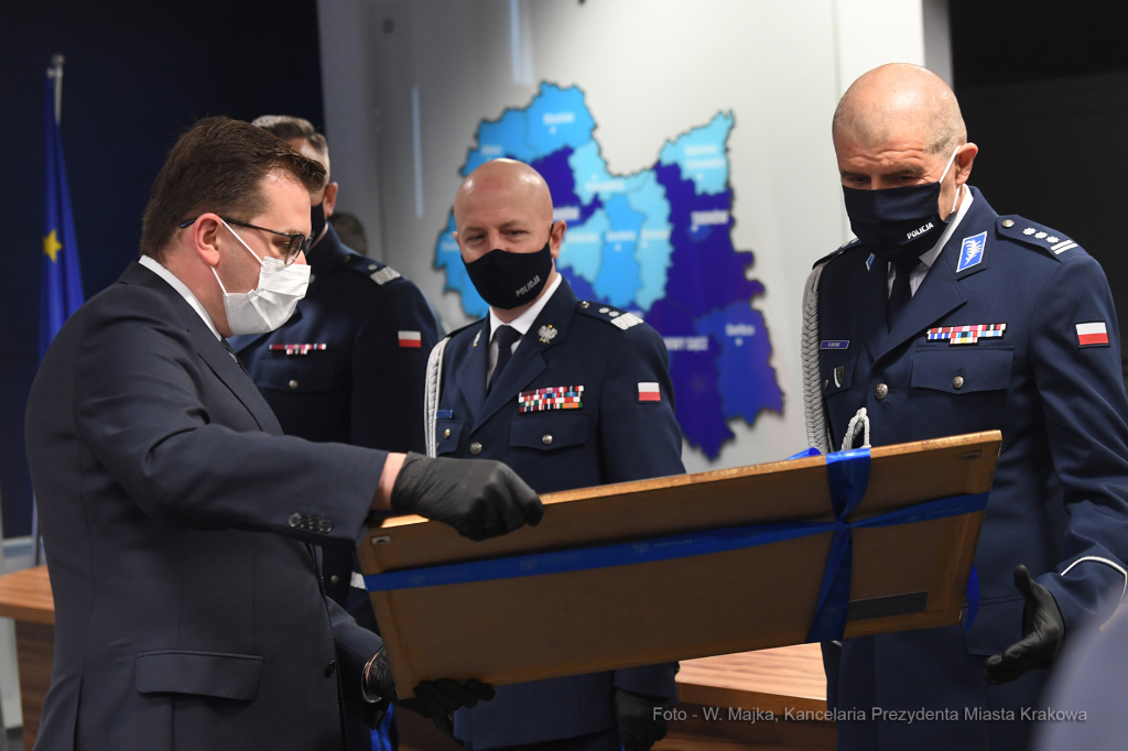 008jpg.jpg-Uroczystość zdania i objęcia obowiązków Komendanta Wojewódzkiego Policji  Autor: W. Majka