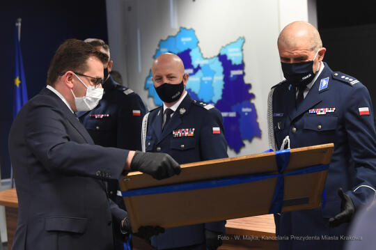 008jpg.jpg-Uroczystość zdania i objęcia obowiązków Komendanta Wojewódzkiego Policji