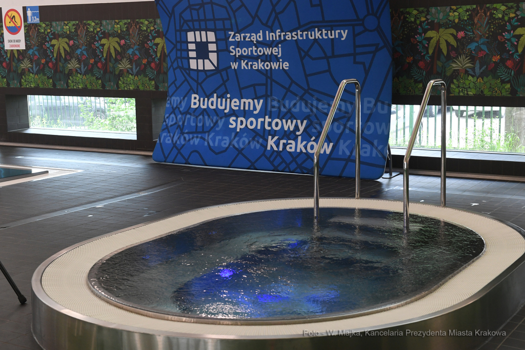 001jpg.jpg-Otwarcie basenu przy Szkole Podstawowej nr 155  Autor: W. Majka