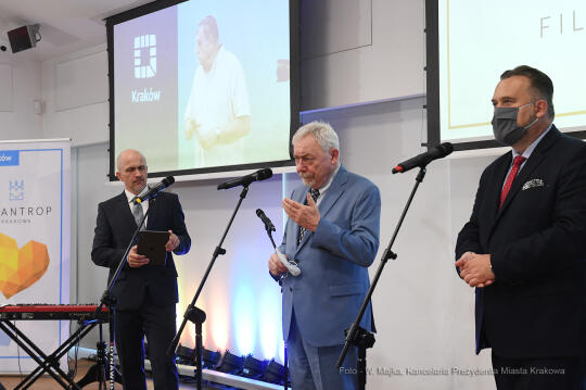 055jpg.jpg-Filantrop