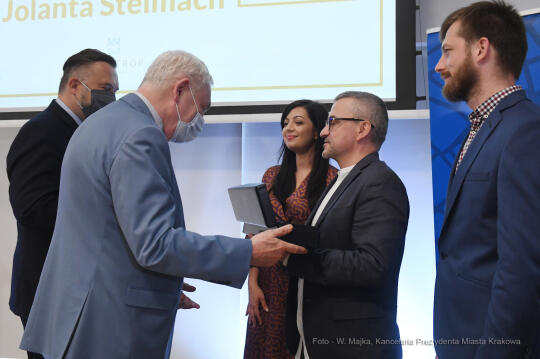 088jpg.jpg-Filantrop