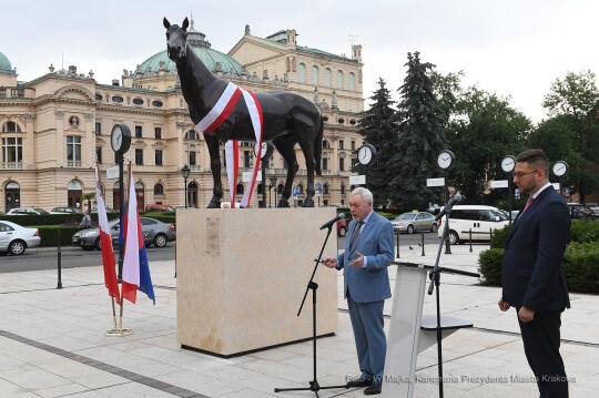 1111jpg.jpg-Rzeźba konia