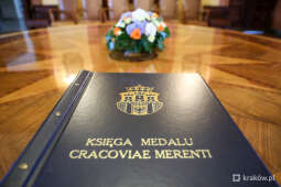 bs_210712_0157.jpg-Złoty medal „Cracoviae Merenti” dla Zamku Królewskiego na Wawelu
