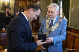 bs_210712_0234.jpg-Złoty medal „Cracoviae Merenti” dla Zamku Królewskiego na Wawelu