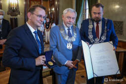 bs_210712_0257.jpg-Złoty medal „Cracoviae Merenti” dla Zamku Królewskiego na Wawelu