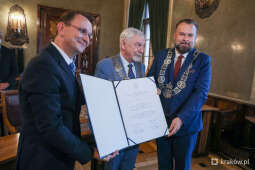 bs_210712_0280.jpg-Złoty medal „Cracoviae Merenti” dla Zamku Królewskiego na Wawelu
