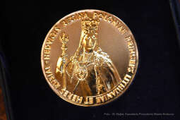 011jpg.jpg-ręczenie Złotego Medalu Cracoviae Merenti Zamkowi Królewskiemu na Wawelu