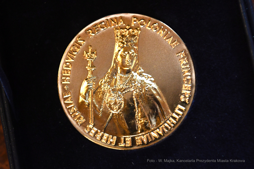 011jpg.jpg-ręczenie Złotego Medalu Cracoviae Merenti Zamkowi Królewskiemu na Wawelu  Autor: W. Majka